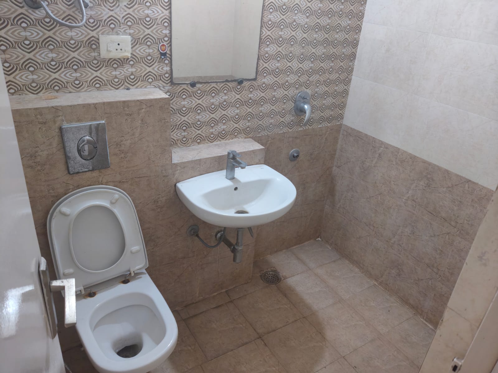 Palm Olympia : 3 BHK Semi Furnished Flat For Rent in Gaur City 2, Noida Extension