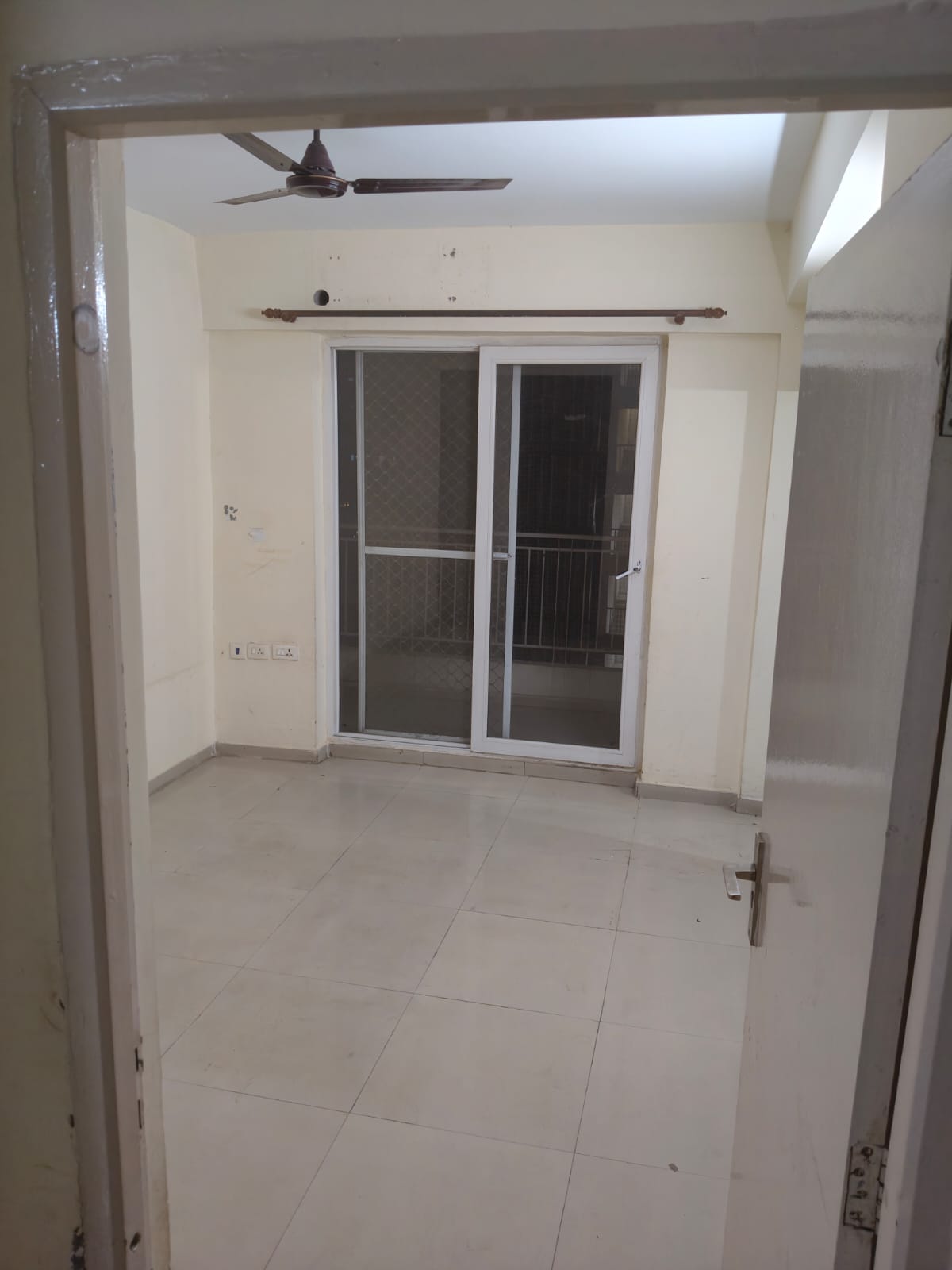 Palm Olympia : 3 BHK Semi Furnished Flat For Rent in Gaur City 2, Noida Extension