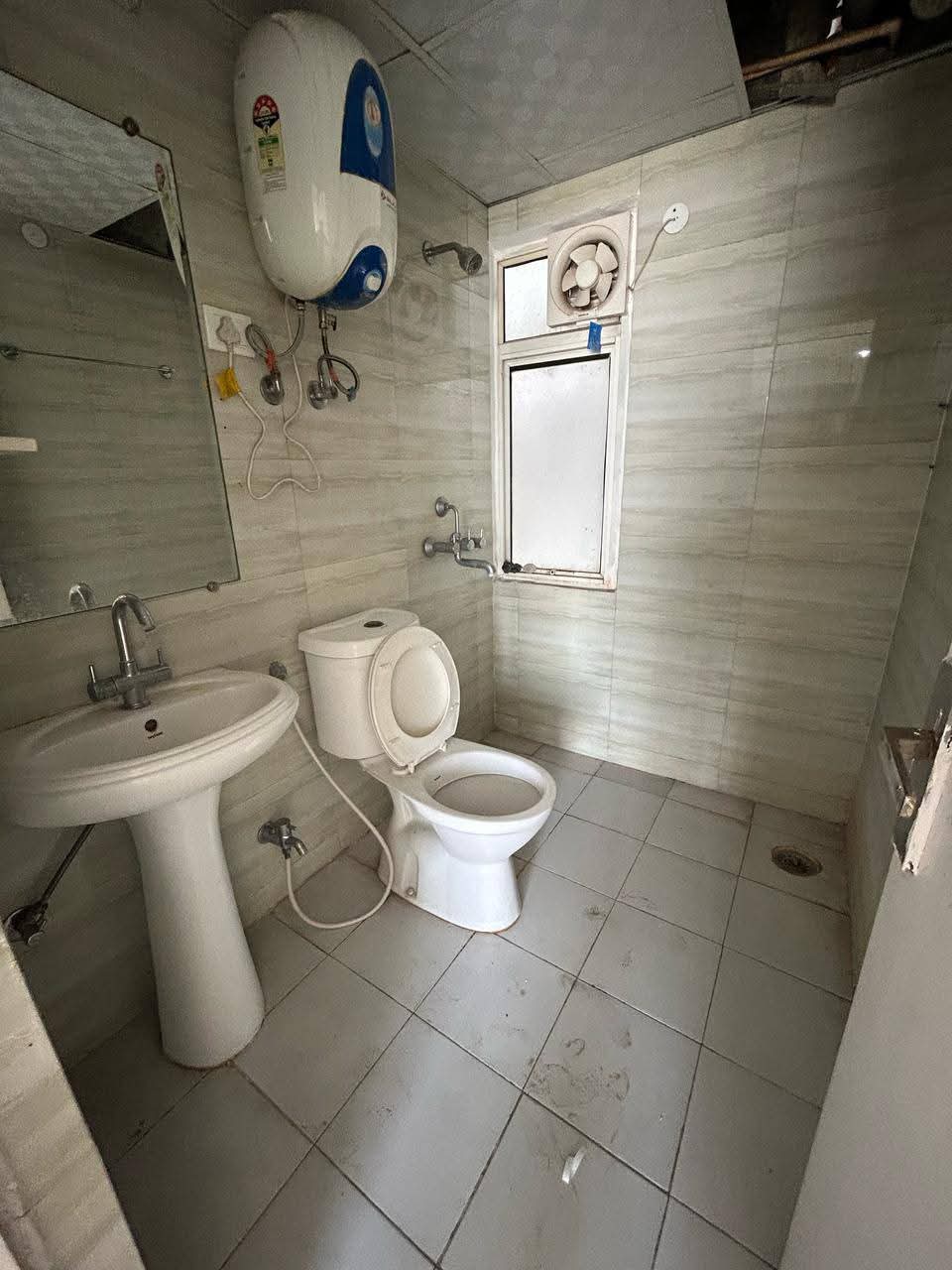 Panchsheel Greens 1 : 2 BHK Semi Furnished Flat for rent in Sector 16B, Noida Extension