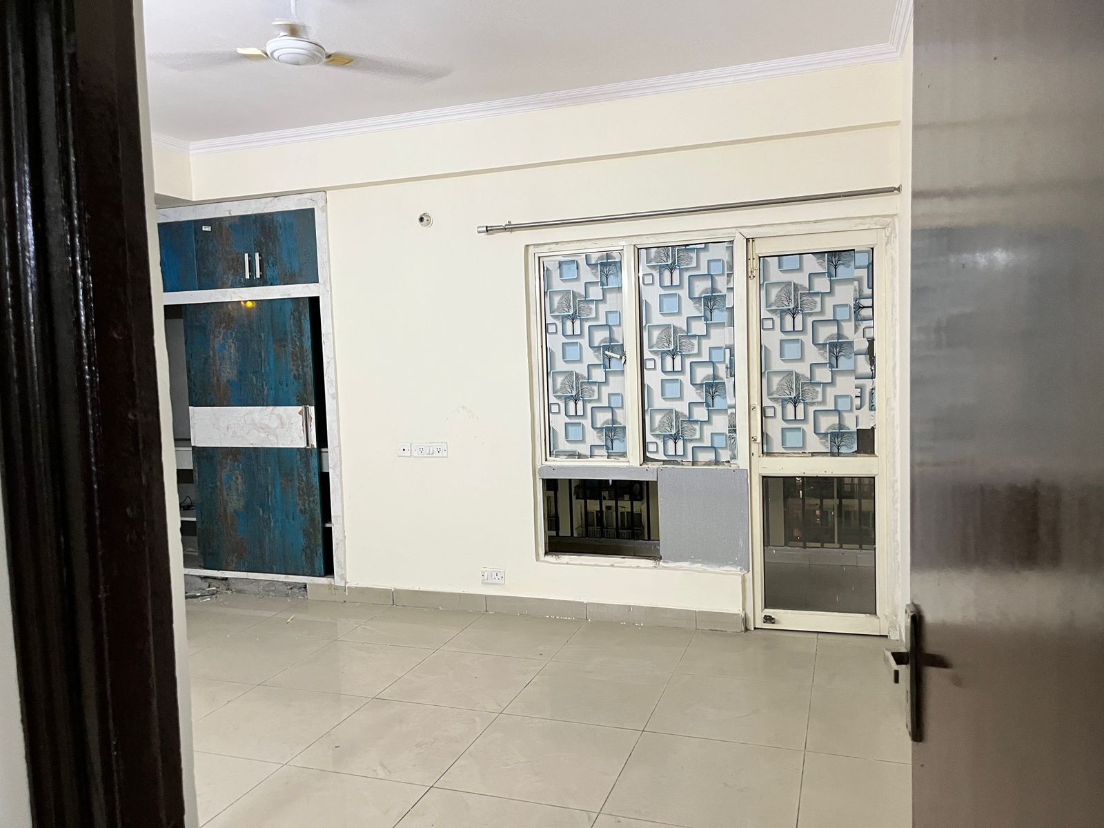 Panchsheel Greens 1 : 3 BHK Semi Furnished Flat For Rent in Sector 16B, Noida Extension
