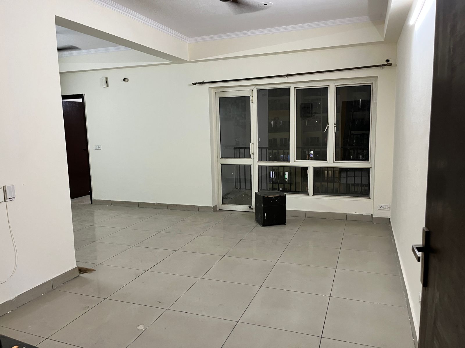 Panchsheel Greens 1 : 3 BHK Semi Furnished Flat For Rent in Sector 16B, Noida Extension