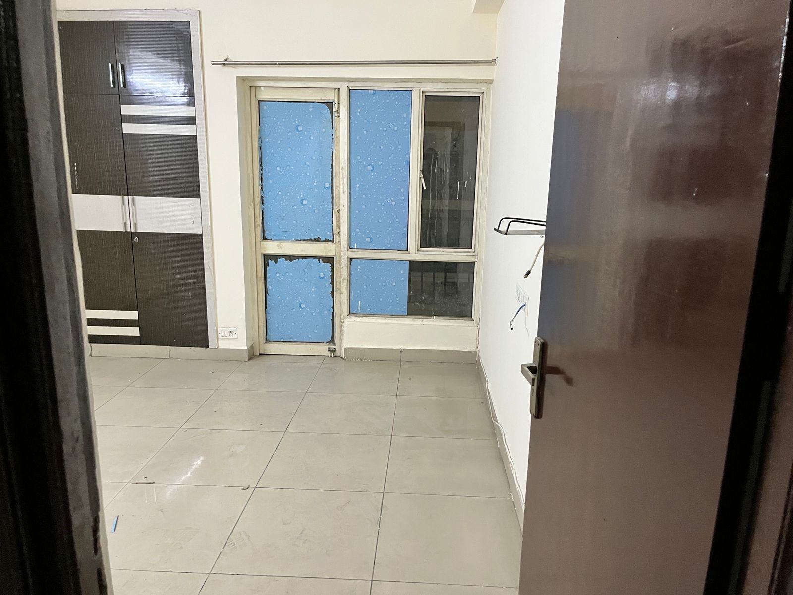 Panchsheel Greens 1 : 3 BHK Semi Furnished Flat For Rent in Sector 16B, Noida Extension