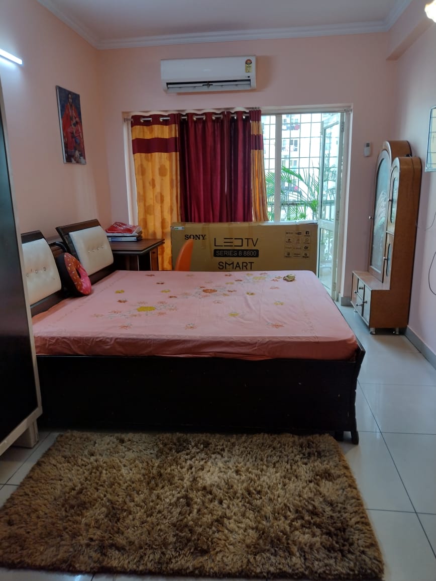 Panchsheel Greens 1 : 4BHK Semi Furnished Flat For Sell in Sector 16B, Noida Extension