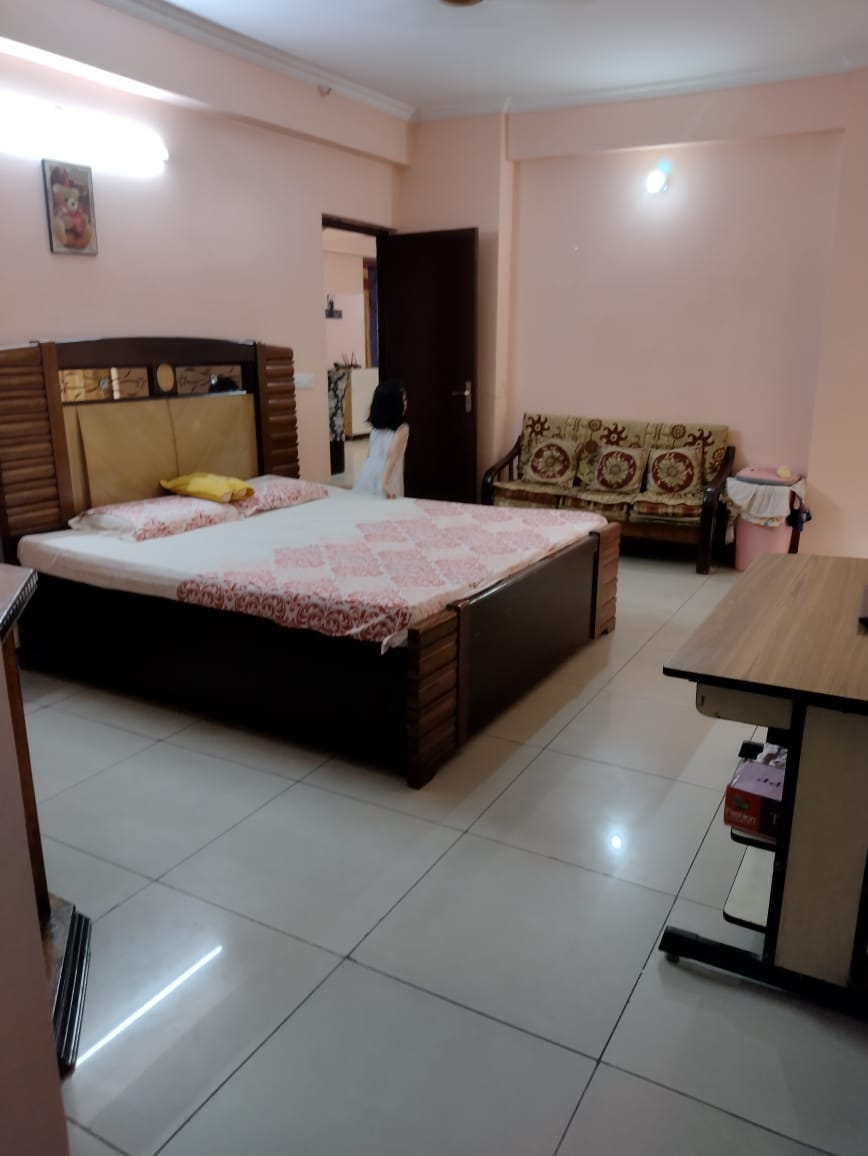 Panchsheel Greens 1 : 4BHK Semi Furnished Flat For Sell in Sector 16B, Noida Extension