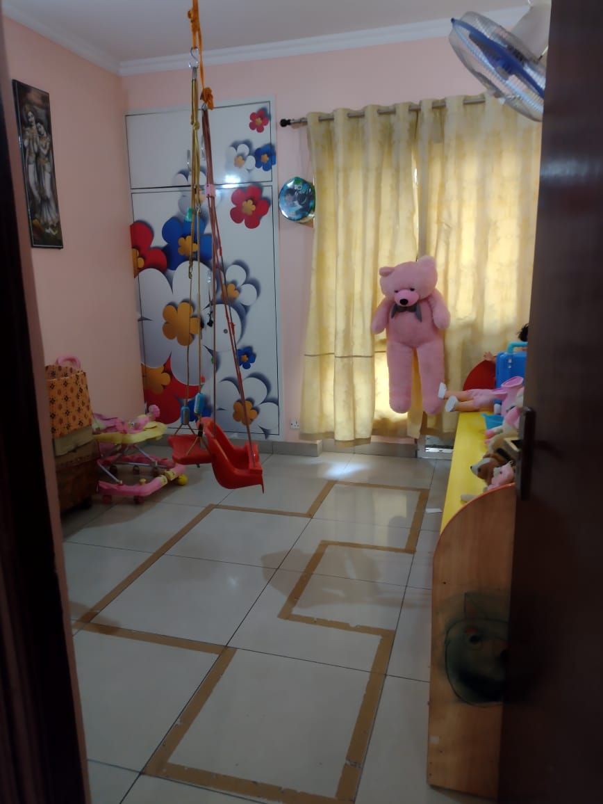 Panchsheel Greens 1 : 4BHK Semi Furnished Flat For Sell in Sector 16B, Noida Extension