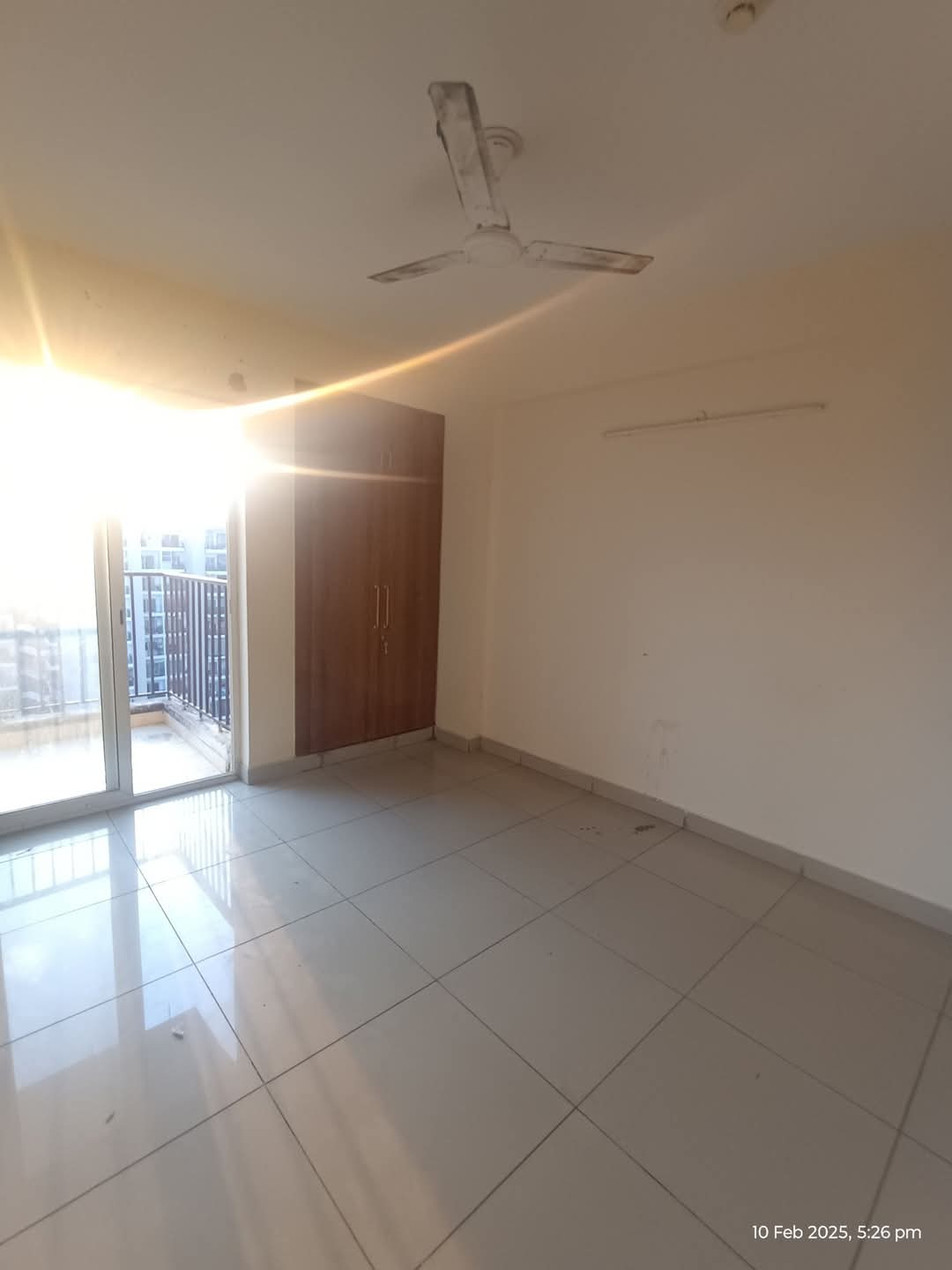 Panchsheel Greens 2 : 4 BHK Semi-Furnished Flat for rent in Sector 16B, Noida Extension