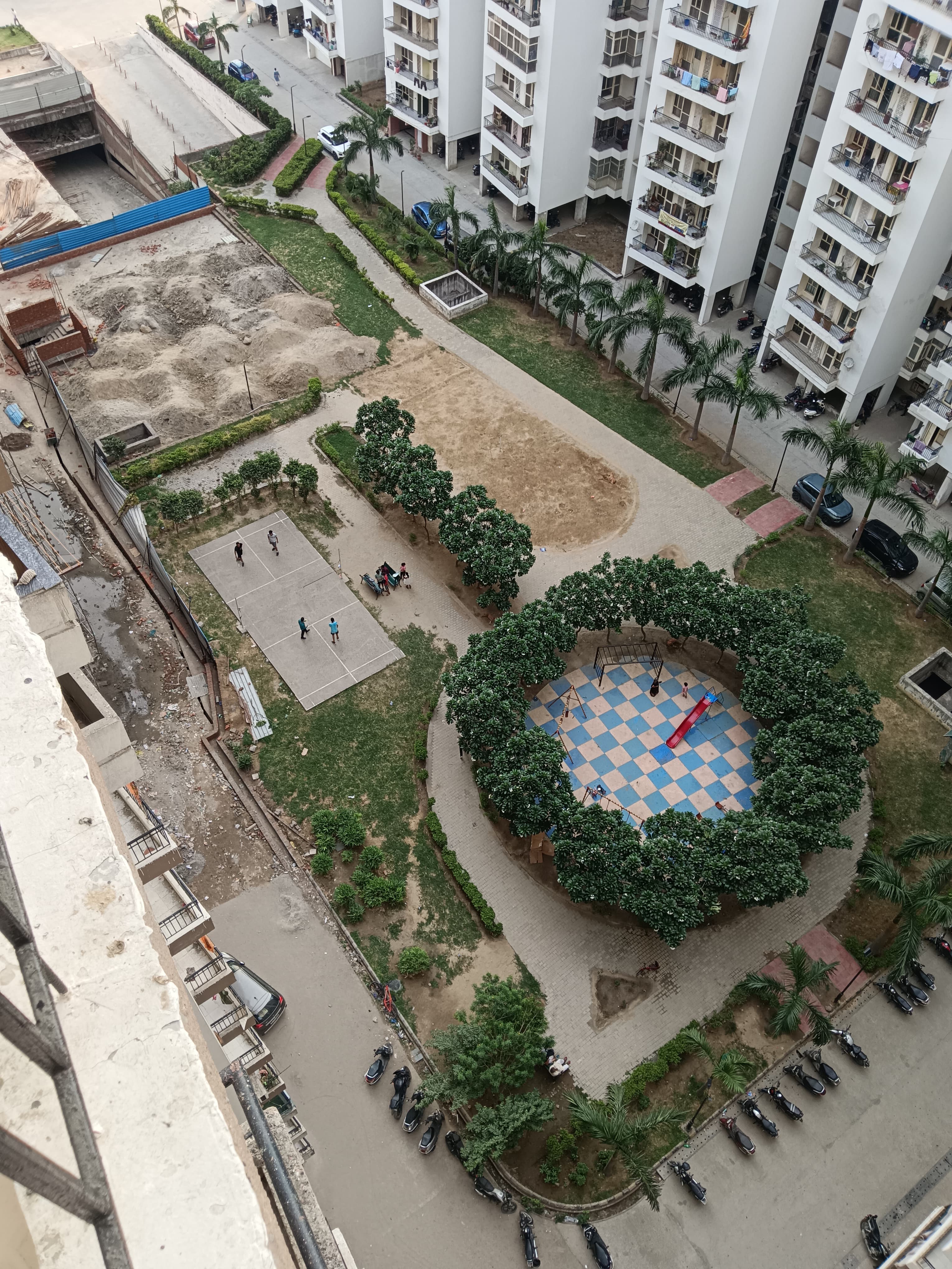 Radicon Vedantam : 3BHK Semi Furnished Flat For Rent in Sector 16C, Noida Extension