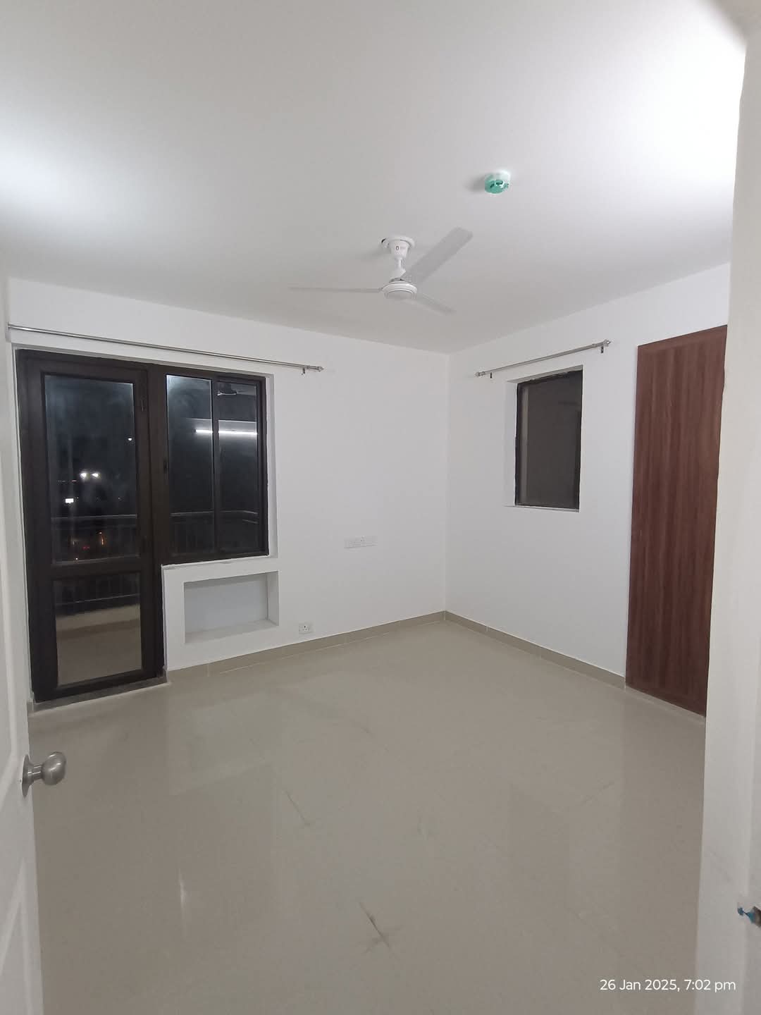 RG Luxury Homes : 3 BHK Semi-Furnished Flat for Rent in Sector 16B, Noida Extension