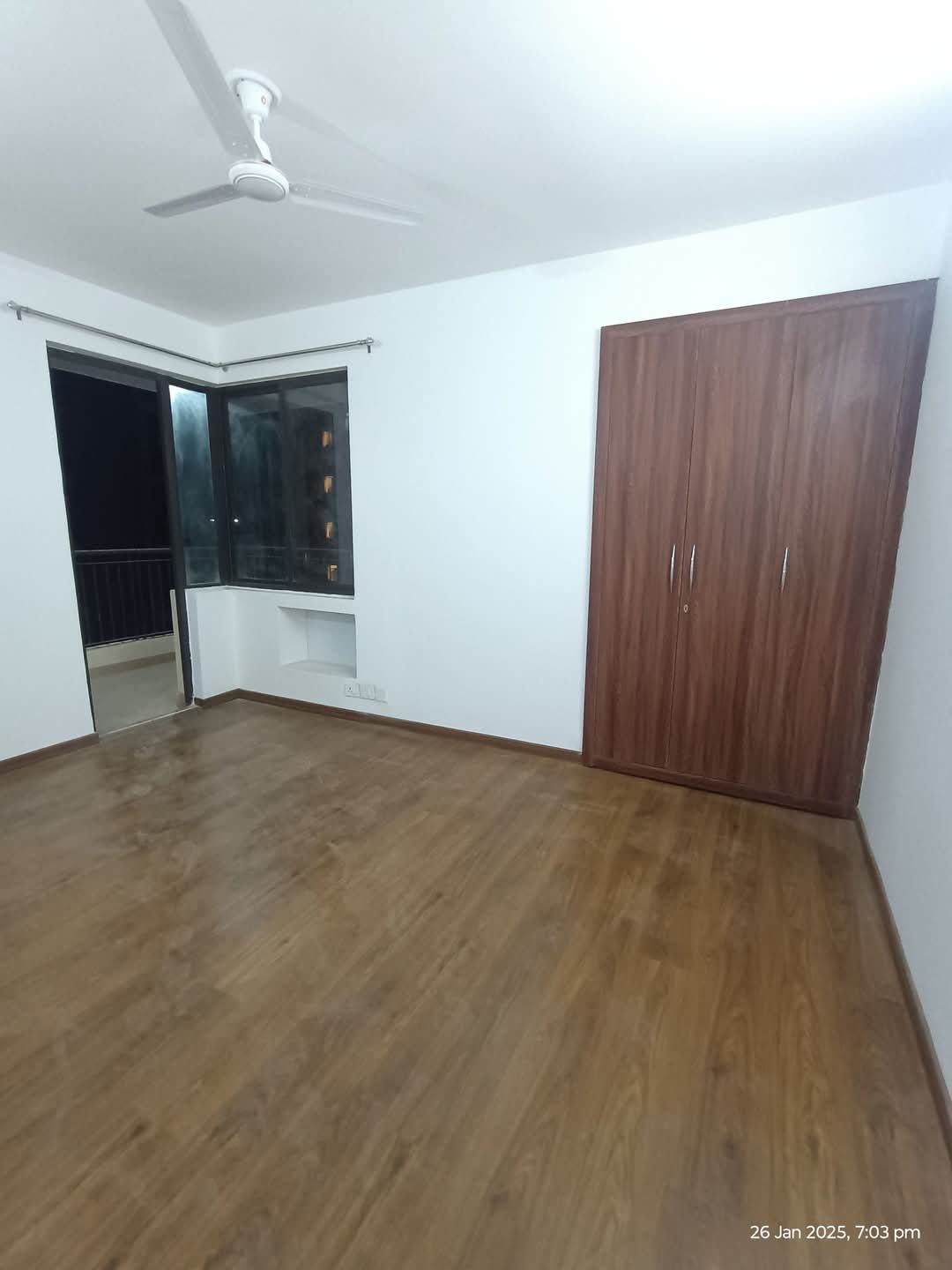RG Luxury Homes : 3 BHK Semi-Furnished Flat for Rent in Sector 16B, Noida Extension