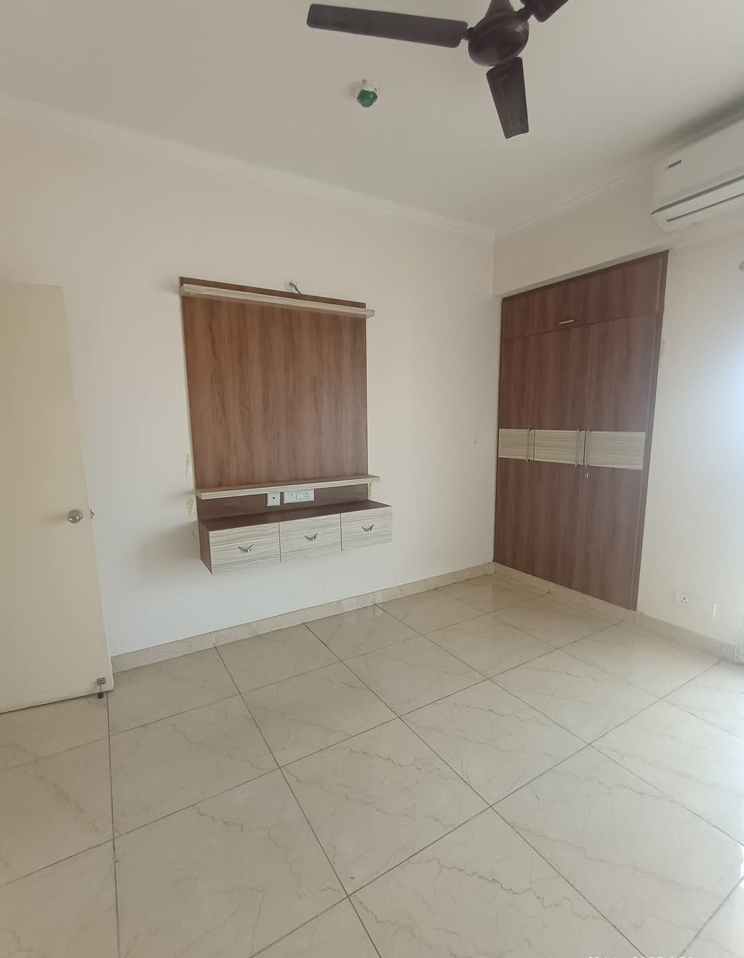 Saviour GreenArch.: 3 BHK Semi Furnished Flat for rent in TechZone 4, Noida Extension 