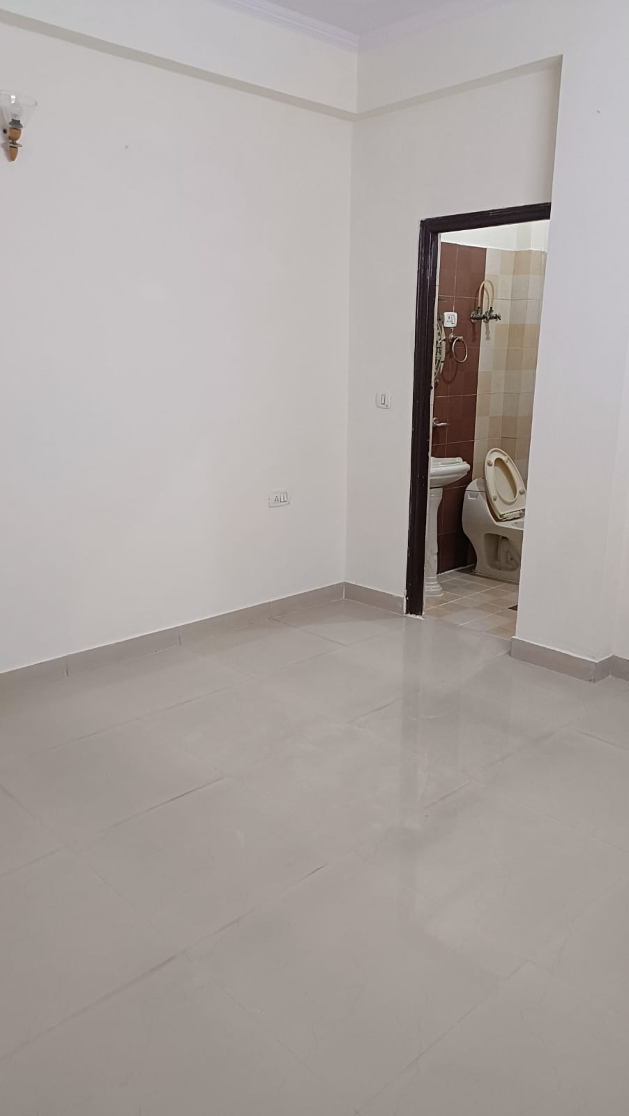 Niti Khand 1 : 2BHK Semi Furnished Flat For Rent in Indirapuram