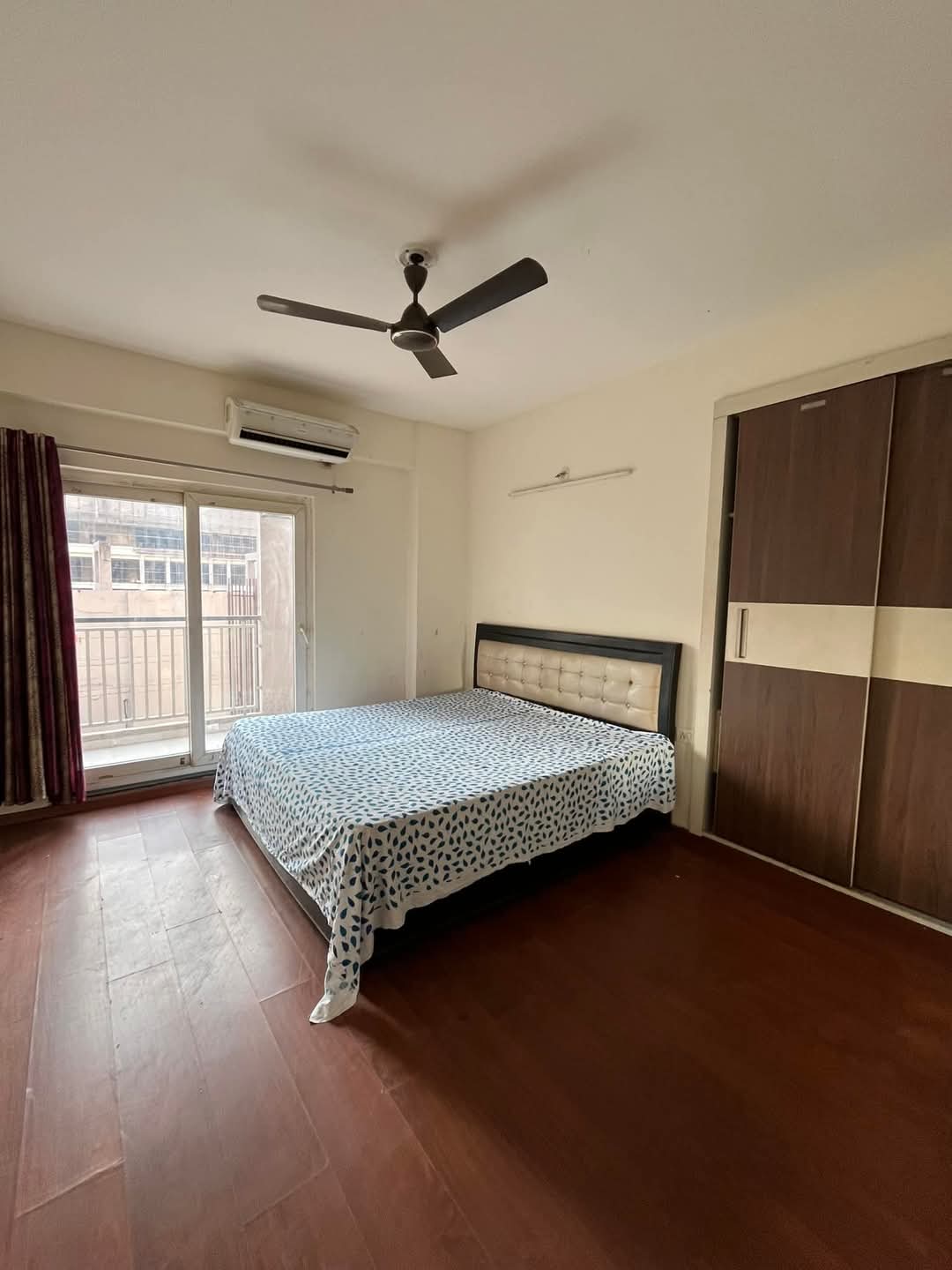 Shri Radha Sky Gardens : 3 BHK Furnished Flat for rent in Sector 16B, Noida Extension