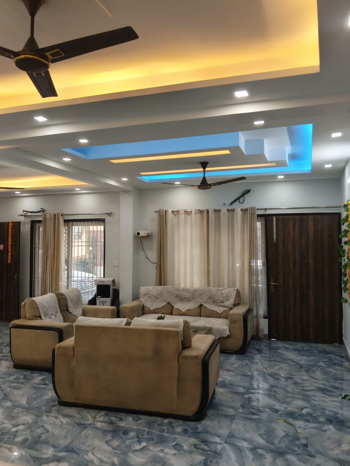 Sindhuja Green : 2 BHK Fully Furnished Builder Floor For Rent in Sector 10, Noida Extension
