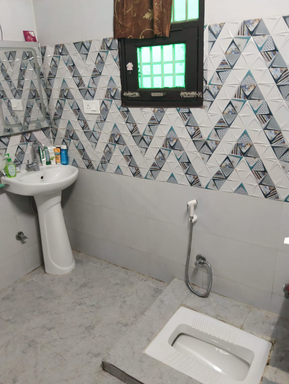 Sindhuja Green : 2 BHK Fully Furnished Builder Floor For Rent in Sector 10, Noida Extension