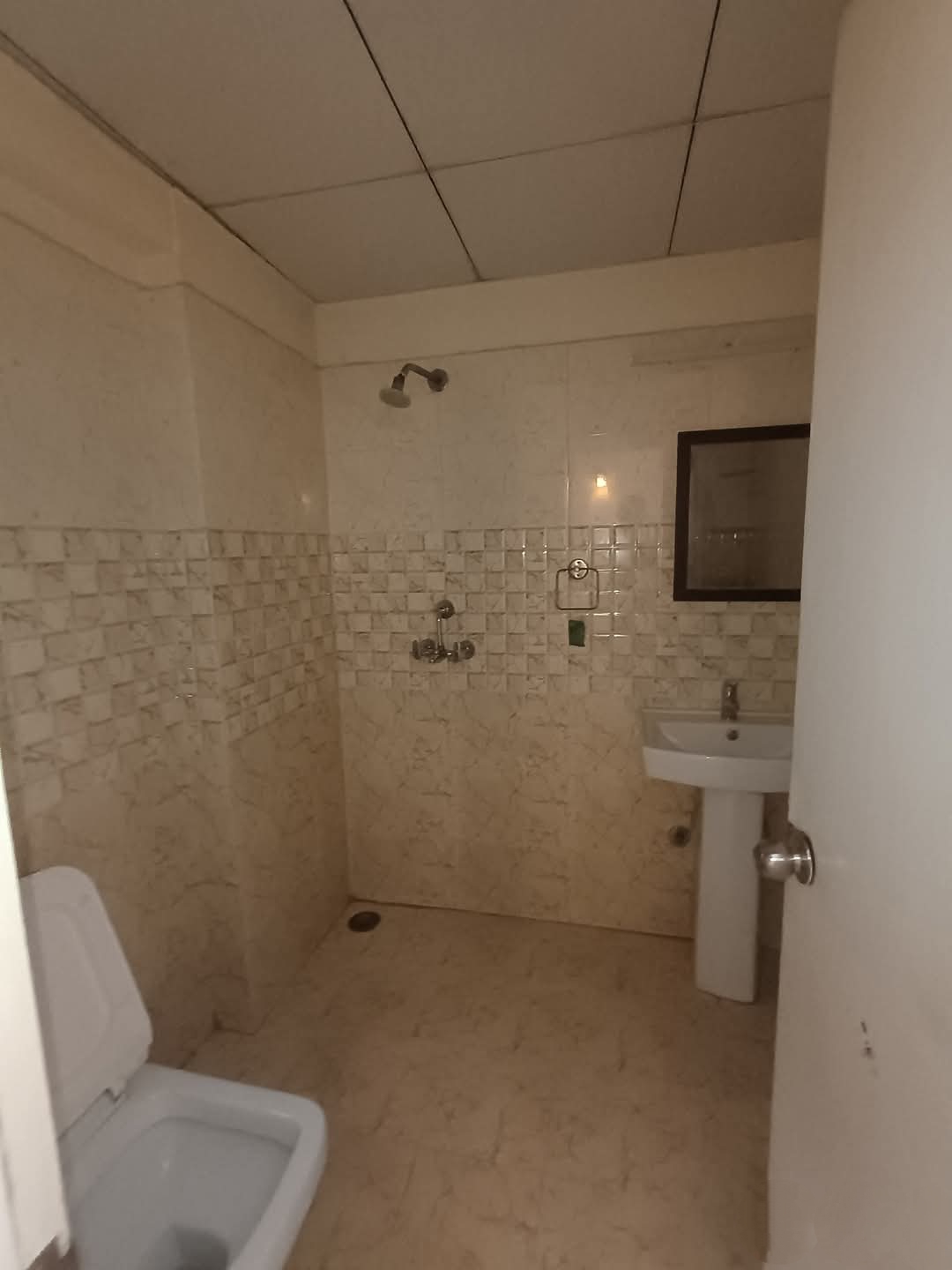 SKA Greenarch : 3 BHK Semi Furnished Flat for rent in Sector 16B, Noida Extension