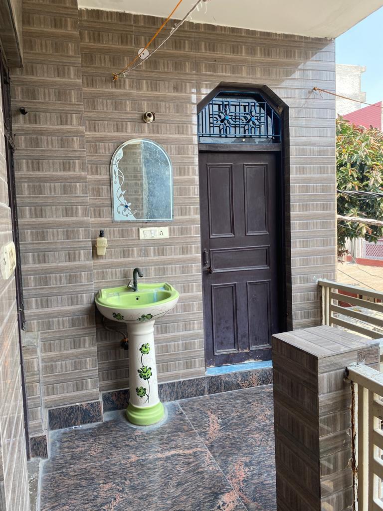 Hoshiarpur Village : 3BHK Semi Furnished Flat For Rent in Sector 51, Noida