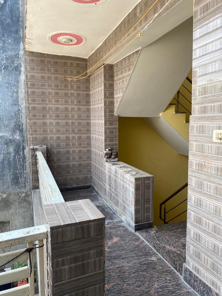 Hoshiarpur Village : 3BHK Semi Furnished Flat For Rent in Sector 51, Noida
