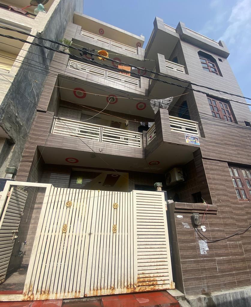 Hoshiarpur Village : 3BHK Semi Furnished Flat For Rent in Sector 51, Noida