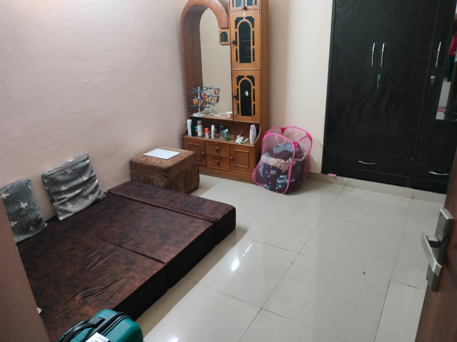 Supertech Eco Village II : 1 Room in Preoccupied 2BHK Fully Furnished Flat For Rent in Sector 16B, Noida Extension