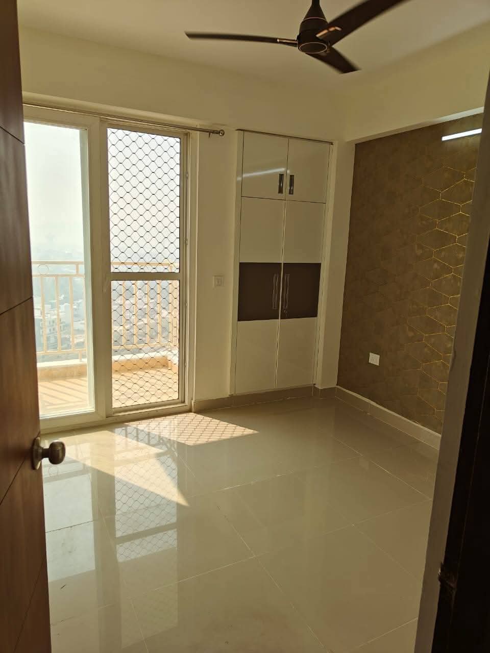 Vaibhav Heritage Height : 2 BHK Semi Furnished Flat for rent in Sector 16, Noida Extension