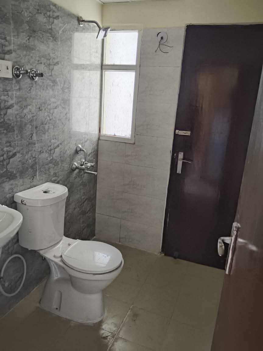 Vaibhav Heritage Height : 2 BHK Semi Furnished Flat for rent in Sector 16, Noida Extension