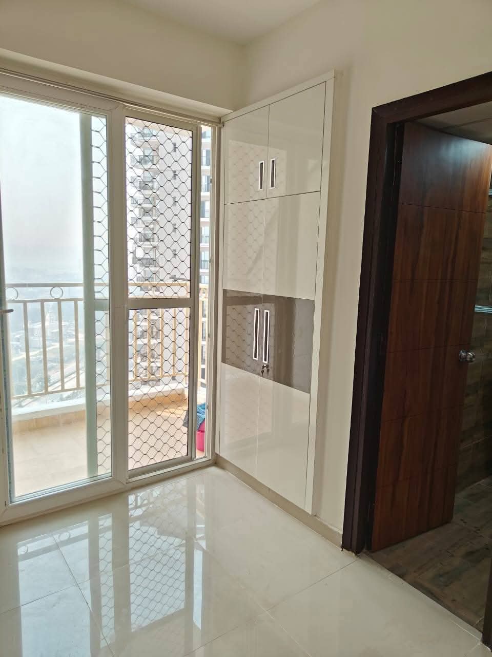 Vaibhav Heritage Height : 2 BHK Semi Furnished Flat for rent in Sector 16, Noida Extension