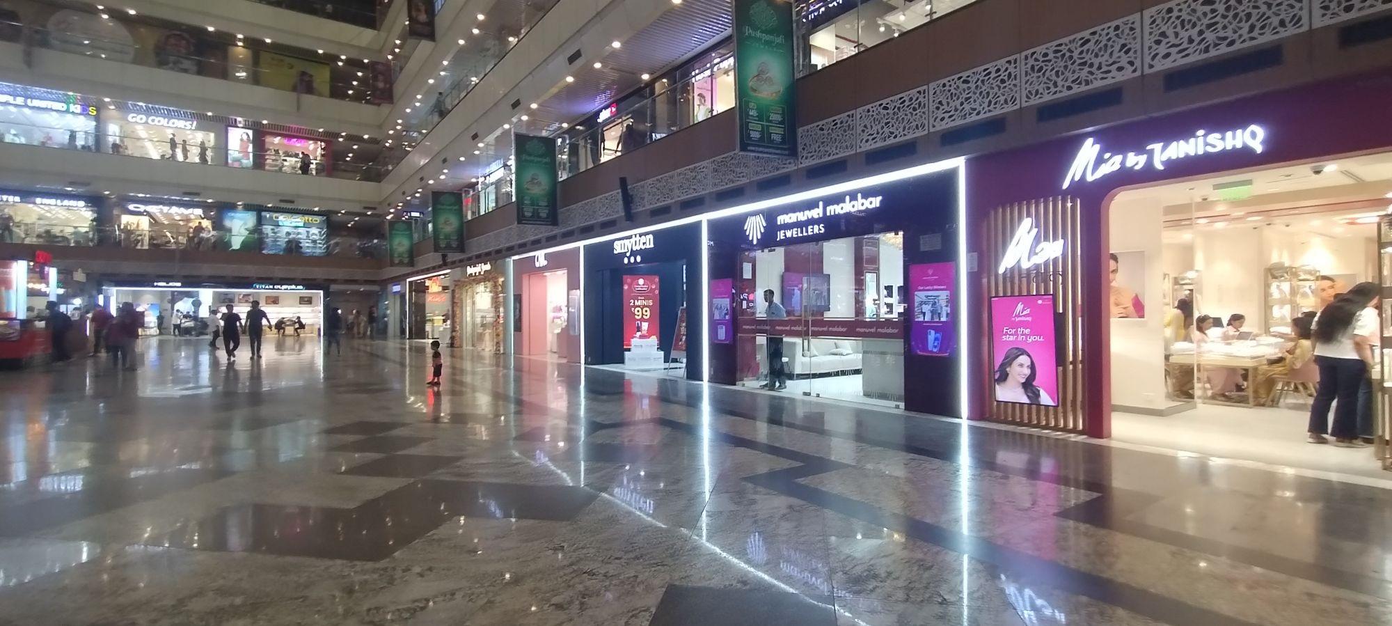 Gaur City Mall, Sector 4, Noida Extension Society Image 4